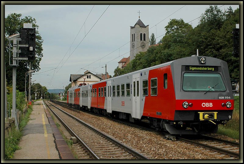 4020 313 mit Steuerwagen 6020 313 voraus, und bereits im neuen CS Design als R 2160 von Wien FJB nach Siegmundsherberg bei der Durchfahrt in Greifenstein-Altenberg am 19.8.2006