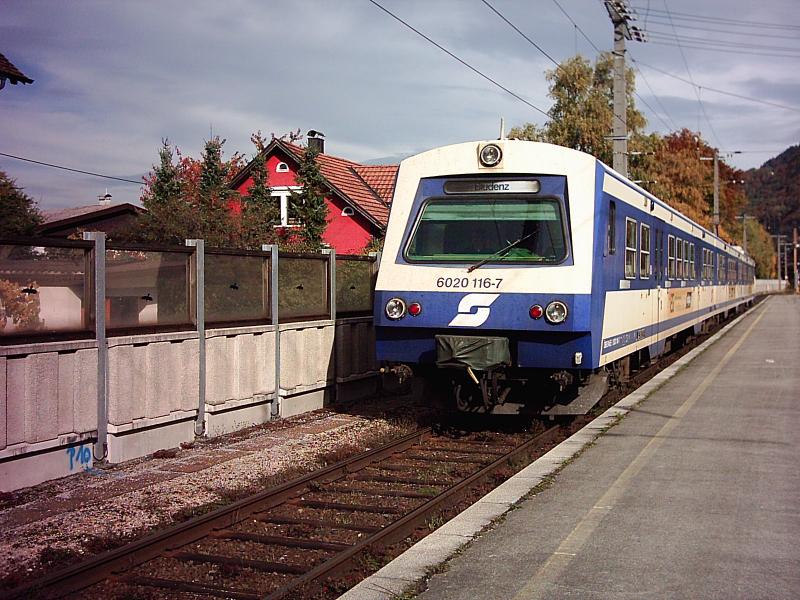 4020 bei der Einfahrt in den Bahnhof Dornbirn fhrt gleich weoter nach Bludenz. (25.10.2005)