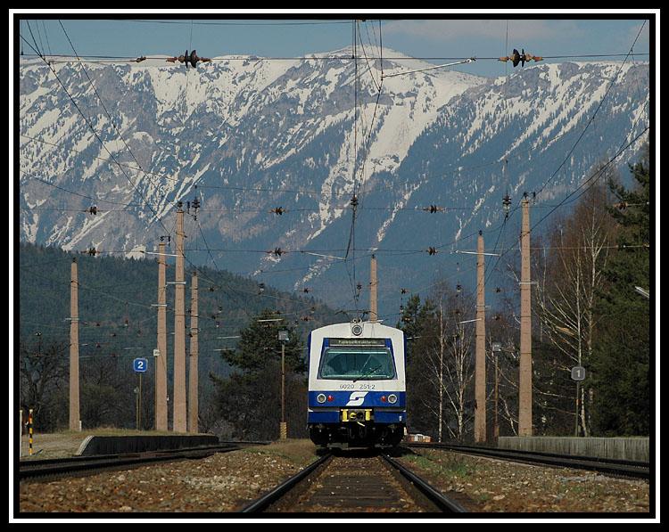 4020/6020 251 als R 2964 bei der Einfahrt in den Bahnhof Eichberg am 7.4.2006. Im Hintergrund - die Rax als wundersch�ne Kulisse