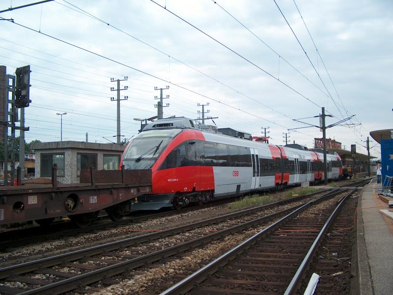 4023 005-4 bei der Ausfahrt in Linz HBF am 28.06.03.