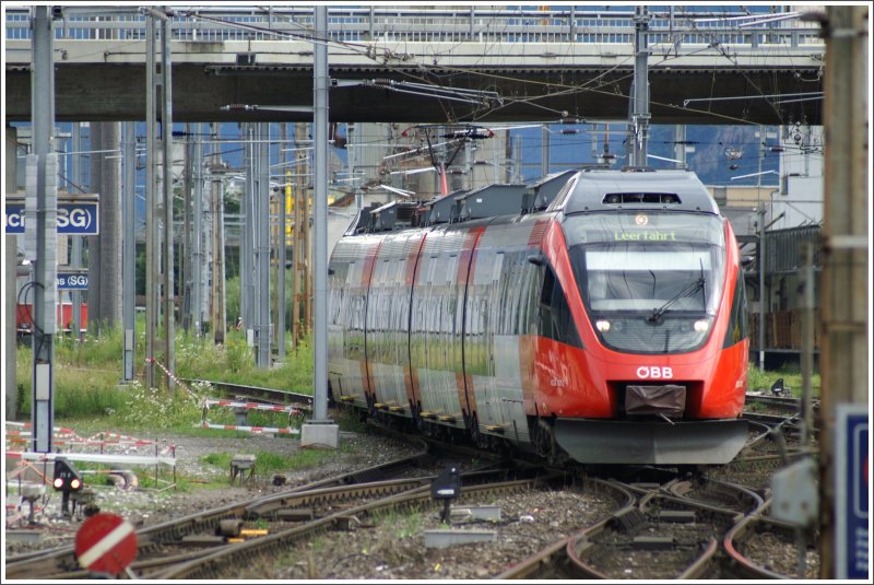 4024 001-2 erreicht als Leerzug aus Feldkirch den Bahnhof Buchs SG. Durch den Umbau der Gleisanlagen gibt es in Buchs SG jede Menge Fahrleitungsmasten (neue und alte), sodass es schwierig ist im Mastenwald eine Lcke zu finden. (10.07.2007)