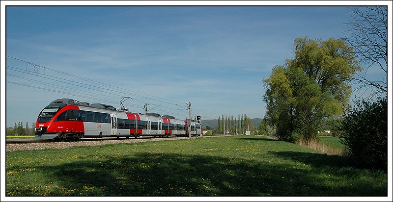 4024 008 als S 40 von Wien FJB nach Herzogenburg am 16.4.2007, aufgenommen zwischen Zeiselmauer und Muckendorf.