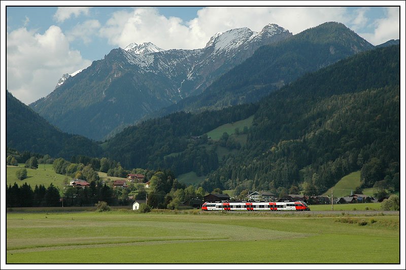 4024 037 war am 14.9.2007 als REX 4481 von Radstadt nach St. Michael unterwegs. Die Aufnahme entstand kurz vor Haus im Ennstal. Im Hintergrund zu sehen, der Dachstein.