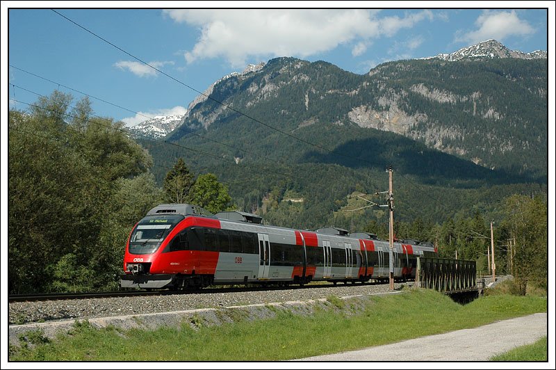 4024 044 war am 14.9.2007 als REX 4477 von Radstadt auf dem Weg nach St. Michael in der Obersteiermark unterwegs. Die Aufnahme enstand auf der H�he des Einfahrsignal Haus im Ennstal. Der Zug �berquerte hier gerade die Enns. 