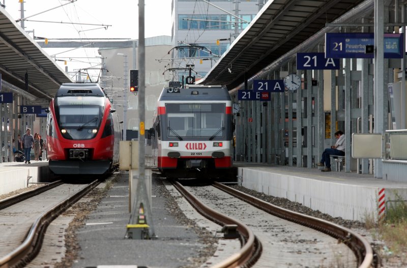 4024 051 und LILO 22 151 stehen am 10. September 2008 abfahrbereit im linzer Hauptbahnhof. Die Zugziele sind Pregarten bzw. Peuerbach.