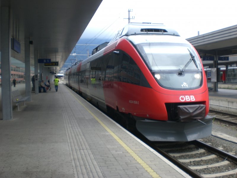 4024 058-2 steht als R5341 nach Landeck-Zams in Innsbruck Hbf.
13.9.2008
