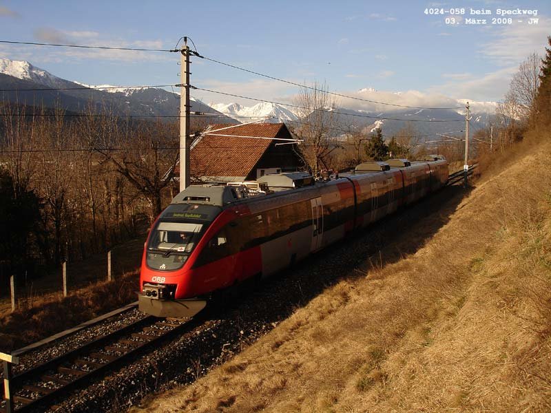 4024-058 passiert den Speckweg, eben ist die Sonne aufgegangen und der Wiesenhang leuchtet im trockenen Mrzenbraun. Anfang Mrz 2008 kHds