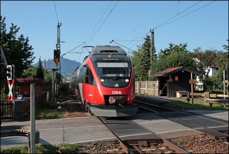 4024 061 erreicht als RB 5104 von Innsbruck Hbf kommend den Haltepunkt Pfrauendorf(Inn). Nach kurzem Aufenthalt geht es weiter zum Endbahnhof Rosenheim. (06.07.2008)
