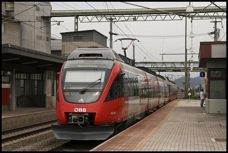 4024 067 und 4024 083 verlassen den Bahnhof Kirchbichl. Das Umfeld wird von Industriebauten bestimmt. (31.07.2009)
