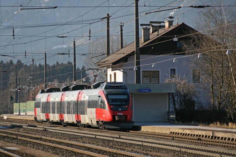 4024 067 legt als R 5115 einen Halt in Brixlegg ein, 30.12.2008.