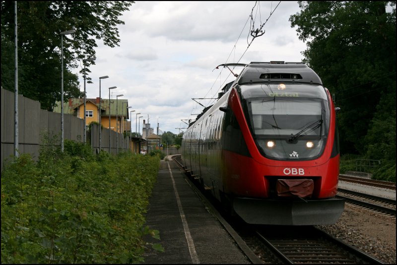 4024 070 fhrt als RB 5115 von Rosenheim nach tztal aus dem Bahnhof Brannenburg zum nchsten Halt Flintsbach. Aufgenommen am 27.06.07