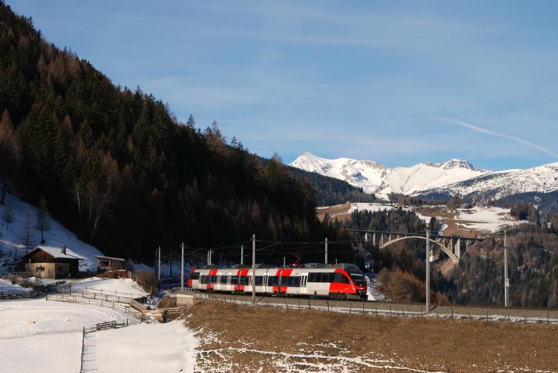 4024 073 mit R 5212 am Brennerpass - Richtung Innsbruck, bei St. Jodok (05.02.2007)