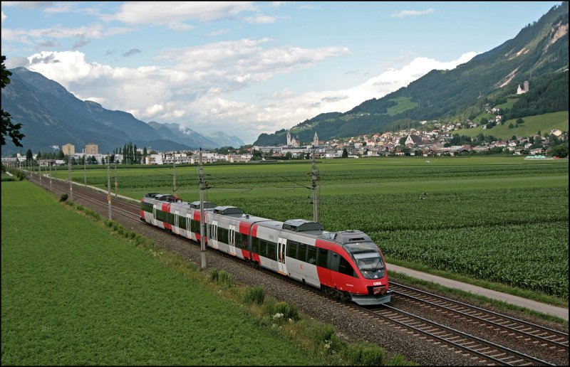 4024 074-9 ist als R 5125 von Rosenheim nach Innsbruck Hbf unterwegs. (08.07.2008)
