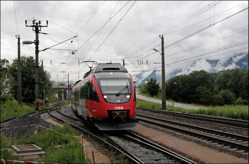 4024 076 erreicht vermutlich als R 5106  Tiroler Landesmusum  von tztal kommend den Haltepunkt Kundl. (04.07.2008)
