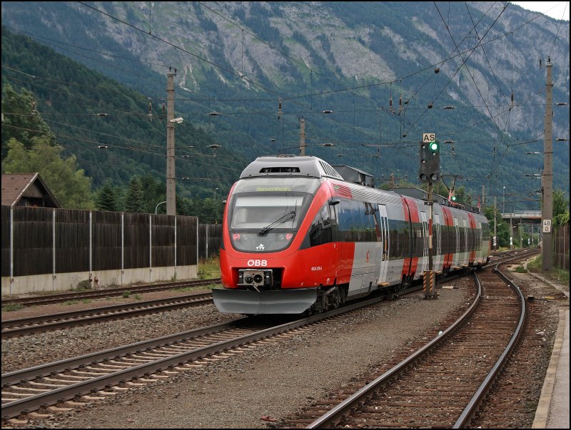 4024 076 verlsst als R 5116 von Innsbruck Hbf komment den Bahnhof Schwaz Richtung Rosenheim und wird in wenigen Minuten vom IC 88  Leonardo da Vinci  berholt..... (04.07.2008)
