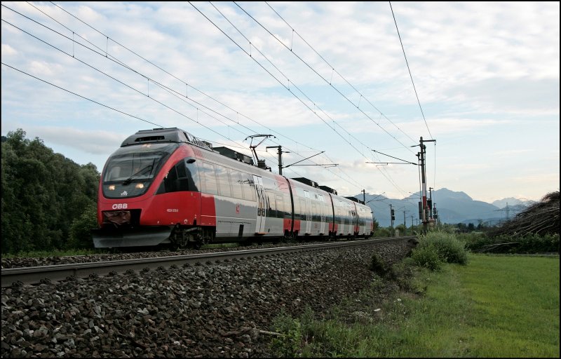 4024 078-0 ist am Abend des 09.07.2008 als R 5128 von Telfs-Pfaffenofen nach Rosenheim unterwegs. 