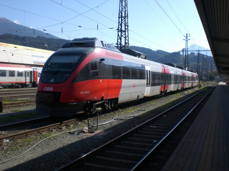 4024 088-9 steht glzend (und sehr sauber) abgestellt vor dem  Schlangekopf  (=der Bergiselschanze).
28.9.2008