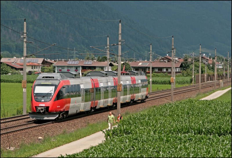 4024 094 ist als R 5116 von Telfs-Pfaffenhofen nach Rosenheim unterwegs. Hier bei Schwaz am 08.07.2008.
