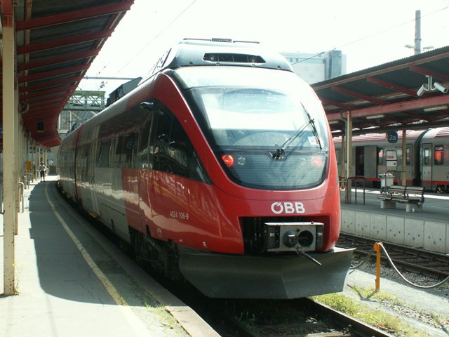 4024 106-9 kommt gerade aus Stra�walchen um jetzt weiter nach Golling-Abtenau zu fahren.