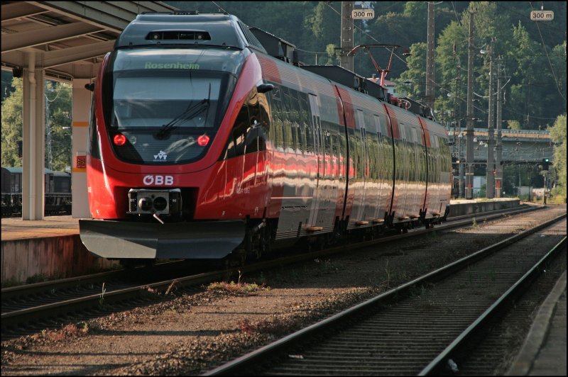 4024 138 verl�sst als RB 5126, von Telfs-Pfaffenhofen nach Rosenheim, den Bahnhof Kufstein. An der L�ngsseite spiegelt sich die 110 322. (05.07.2008)