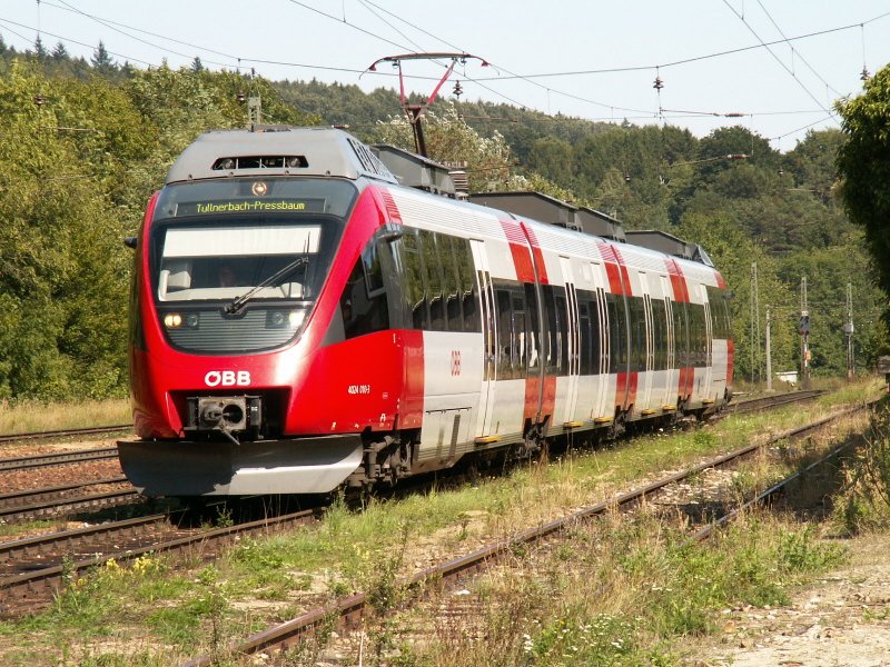 4024 Garnitur fhrt als S 50 in den Bahnhof Tullnerbach-Pressbaum ein (21.8.2007)