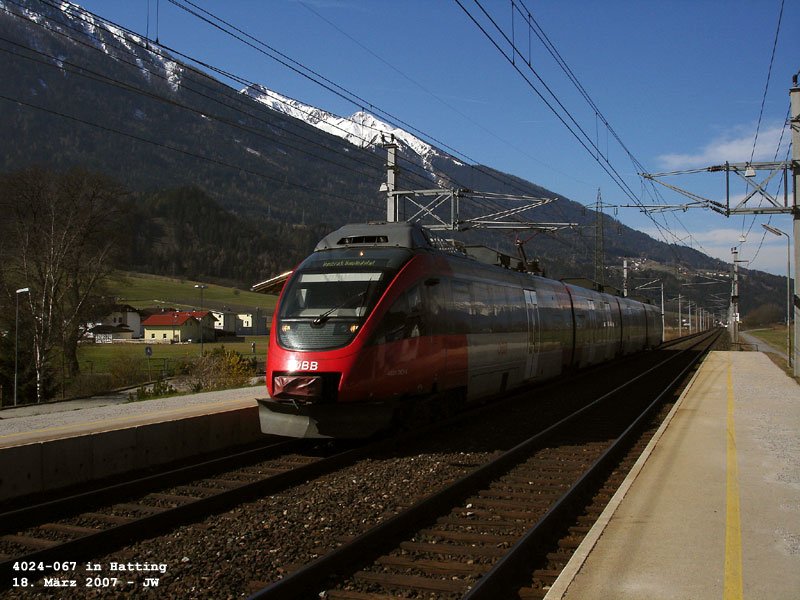 4024 steht in Hatting, im Zug spiegeln sich die Munde und die Mieminger Berge. 18. Mrz 2007 kHds