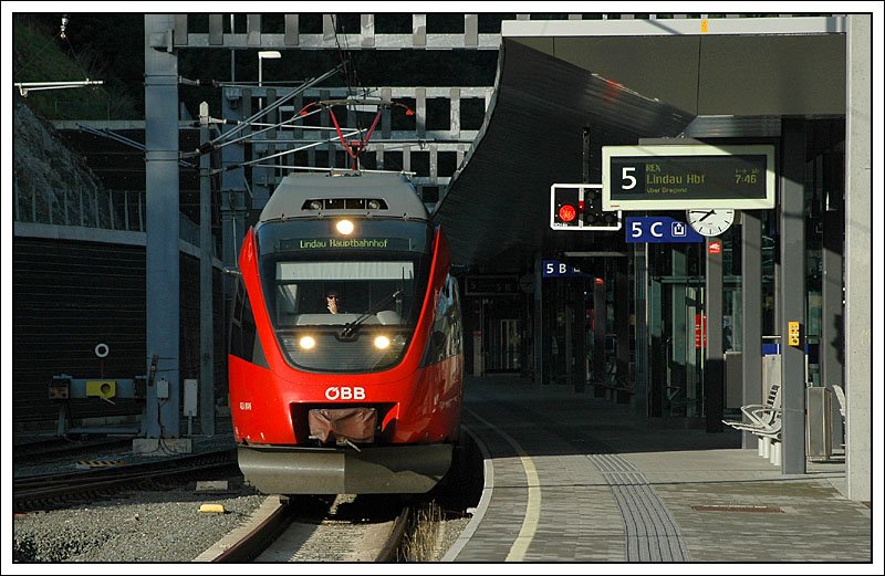 4024.004 verlt als REX 5558 (Schruns - Lindau Hbf) am 25.7.2007 den Bahnhof Feldkirch in Vorarlberg. 