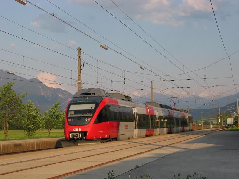 4024.086 am 28.4.2007 im Bahnhof Flaurling an der strecke Innsbruck - Bludenz .