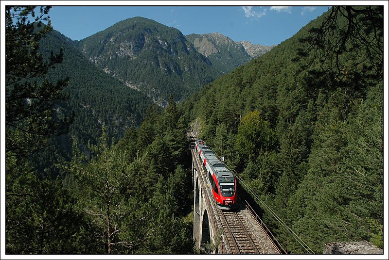 4024.088 fhrt in Krze als R 5455 (Scharnitz - Innsbruck) in den Vorberg Tunnel III ein. Das Foto enstand am 26.7.2007 am Tunnelportal.
