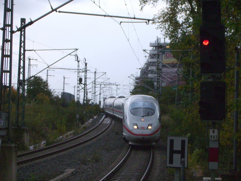 403 004  Mnchen  als ICE 722 Mnchen Hbf - Essen Hbf bei der Einfahrt in Kln-Messe/Deutz. 27.10.08