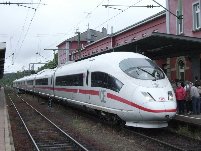 403 015  Singen(Hohentwiel)  steht im gleichnamigen Bahnhof auf Gleis 1 wenige Minuten vor seiner offiziellen Taufe am 07.06.08
(Leider hat man es unterlassen den Zug vorher zu waschen, zum Vergleich, der in Konstanz getaufte 403 035 wurde daf�r sogar neu beklebt!)
