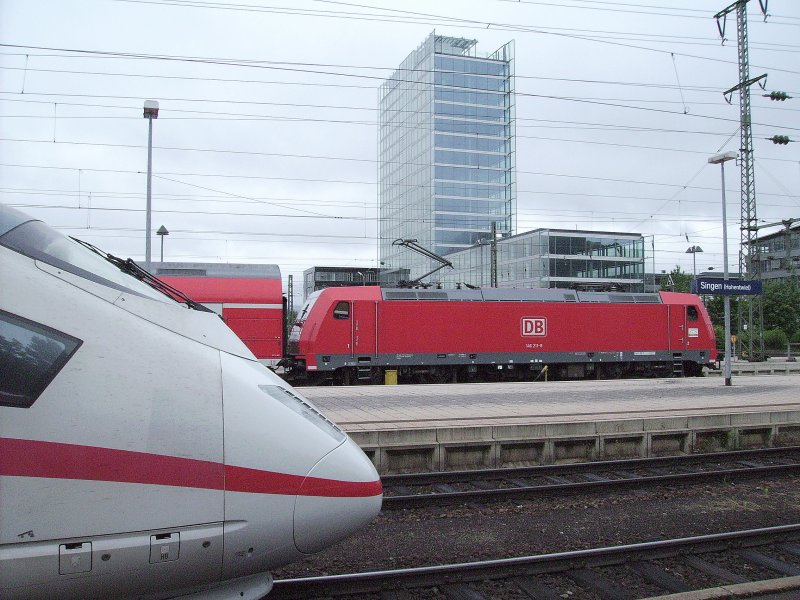 403 015  Singen(Hohentwiel)  triftt im gleichnamigen Bahnhof auf die ausfahrende 146 211-8 mit RE 19662 nach Stuttgart Hbf. 07.06.08