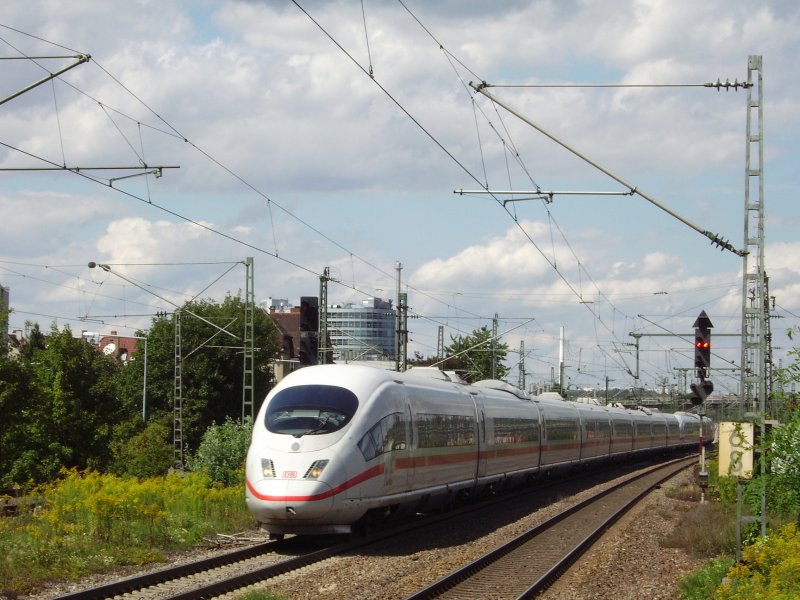 403 018  Mnster(Westf)  und 403 019  Duisburg  fahren als ICE 517 Dortmund Hbf - Mnchen Hbf durch Stuttgart-Untertrkheim. 18.08.08