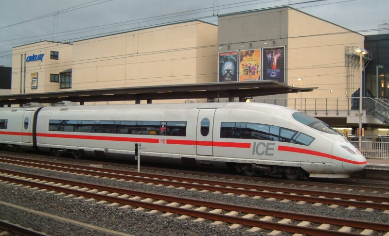 403 020 steht als ICE Mainz Hbf - Kln Hbf in Siegburg/Bonn. 