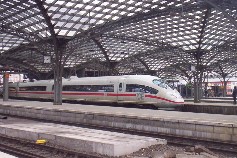 403 022 Solingen steht als ICE 509 in Kln Hbf am 07.01.2006