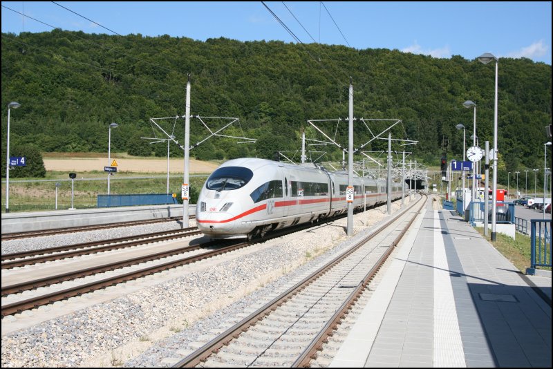 403 025  Ravensburg  brettert am Morgen des 07.07.07 mit 300 Km/H duch den Bahnhof Kinding (Altmhltal) Richtung Nrnberg.