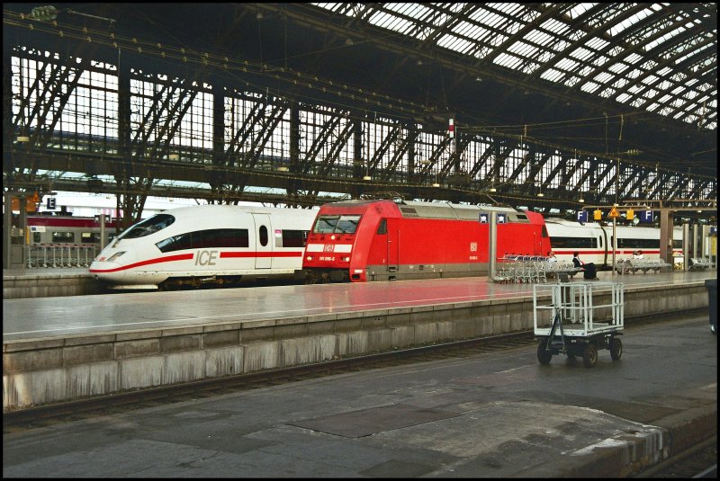 403 026 wartet am Bahnsteig, whrend 101 096 auf dem Nebengleis duch den Bahnhof rollt. Aufgenommen am 27.05.07 in Kln Hbf.