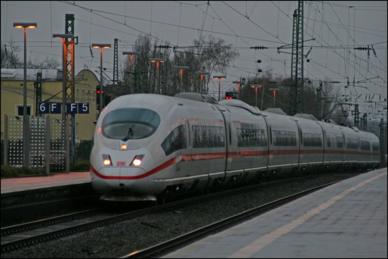 403 029 rollt als ICE 616, von Mnchen nach Dortmund, in Bochum ein. (05.01.08)