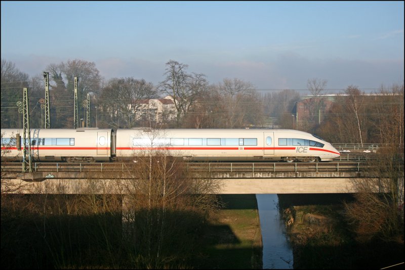 403 052 und ein Schwestertriebzug haben als ICE 612, von Mnchen Hauptbahnhof nach Dortmund Hauptbahnhof, ihr Ziel fast erreicht. (01.01.2008)