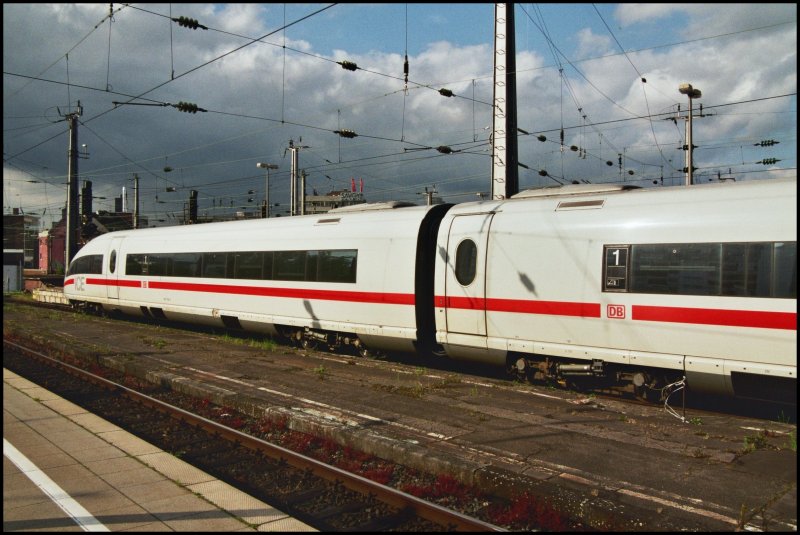 403 056 wartet am Abend des 27.05.07 als ICE516 von Mnchen nach Dortmund im Hauptbahnhof Kln. Whrend des Aufenthaltes sonnt sich der Zug in der Abendsonne.