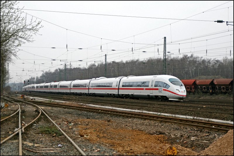 403 062/562 und 403 010  Wolfsburg  hat als ICE 614 von Mnchen Hbf nach Dortmund Hbf sein Ziel bei Bochum-Ehrenfeld fast erreicht. (24.02.2008)