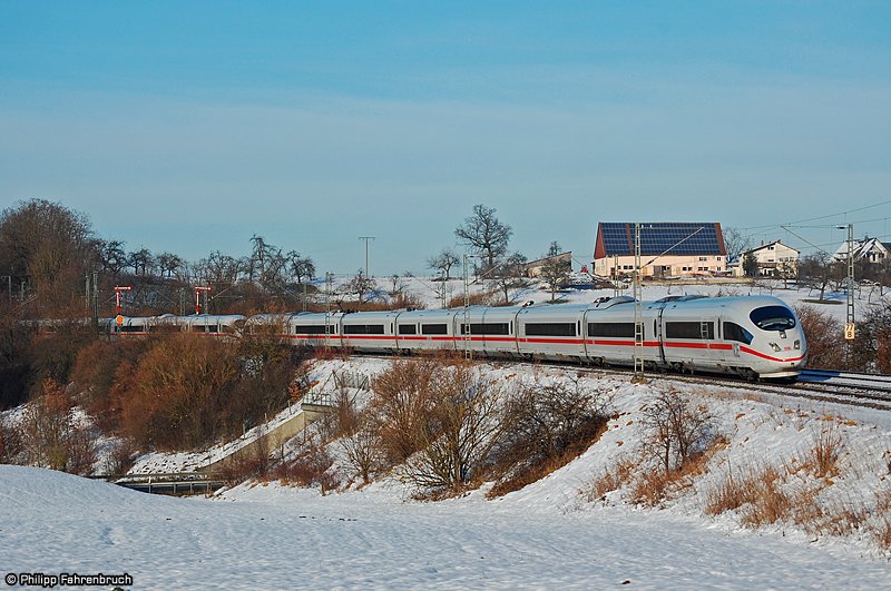 403 560 und 403 551, getauft auf den Namen Herford, passieren am Nachmittag des 15.12.08 den Km 77,8 der Remsbahn (KBS 786) kurz hinter Goldshfe als Fernverkehrs-Umleiterzug von der Relation Mnchen - Augsburg - Ulm - Stuttgart. In Krze erreicht der Umleiter-ICE den Aalener Bahnhof und wird dort auerplanmig halten, um Fahrgste, die nach Ulm reisen, umsteigen zu lassen. Sie gelangen per Regionalverkehr via Brenzbahn (KBS 757) nach Ulm.