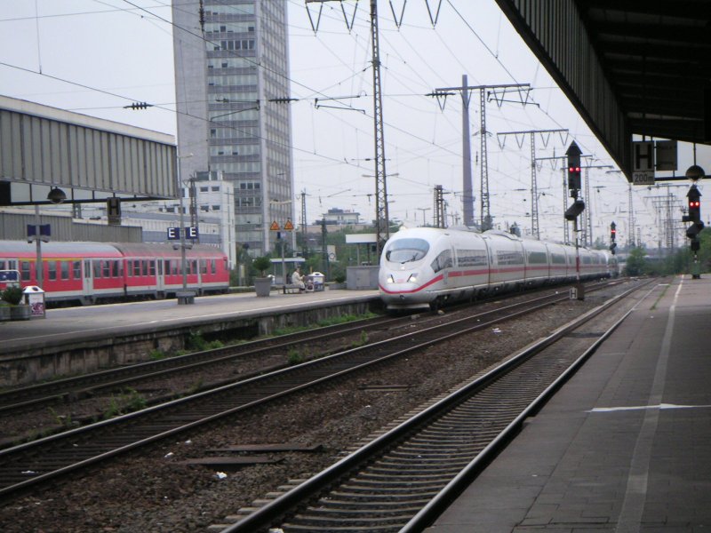 403 RECKLINGHAUSEN trifft (damals noch als) ICE 524 in Richtung Mnster(Westf) Hbf in Essen Hbf ein (17.08.05)