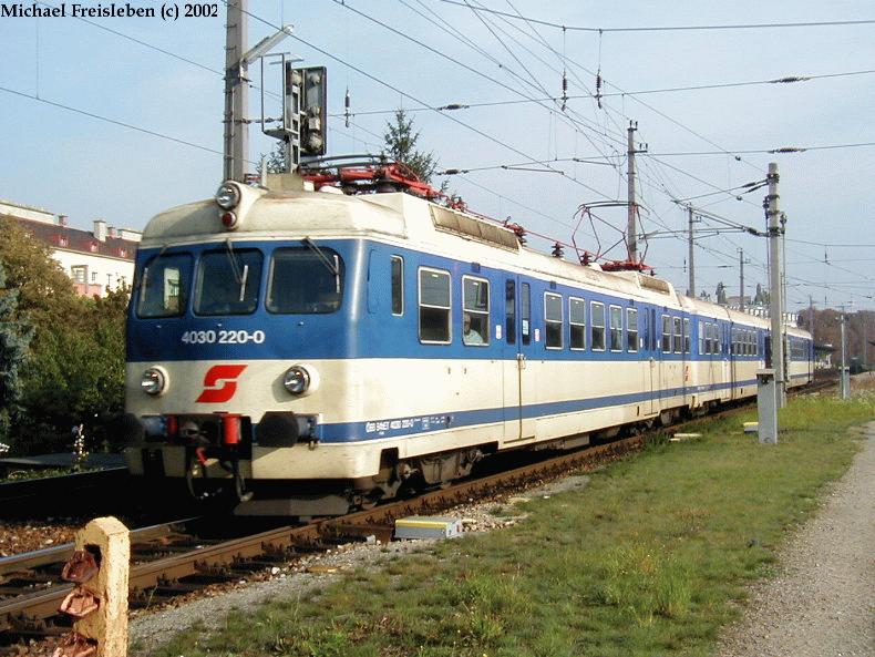 4030 220-0 bei der Ausfahrt aus dem Bahnhof Heiligenstadt am 02-10-2002
