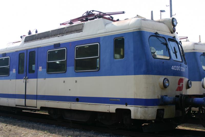 4030 220-0 wartet im Bahnhof Aspang auf sein weiteres Schicksal. (9.10.2005)