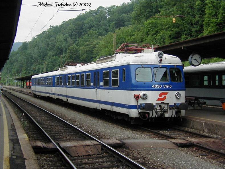 4030 319-0, wartet am 07.Juni 2003 im Bahnhof Leoben auf den nchsten Einsatz