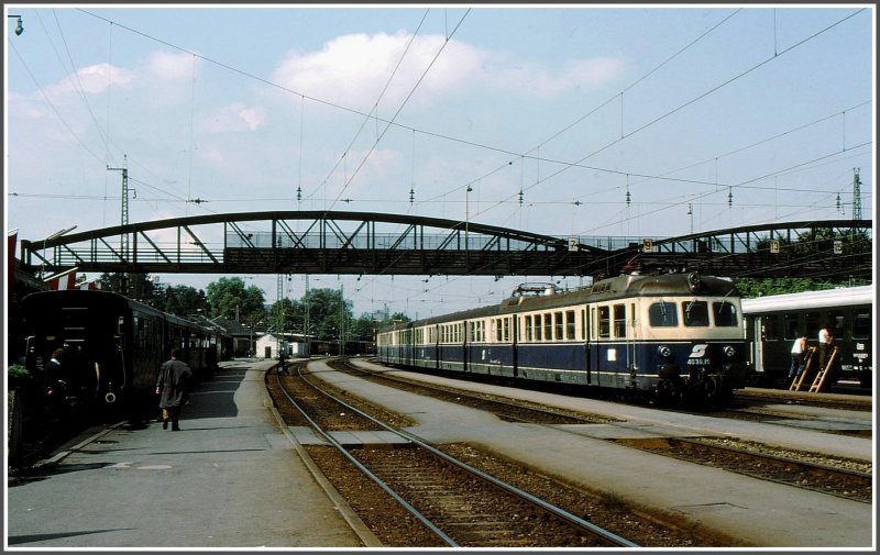 4030.15 steht unter der alten Fussgängerüberführung im Bahnhof Bregenz. Links ein Zug der Wälderbahn. (Archiv H.Graf Juni 1977)