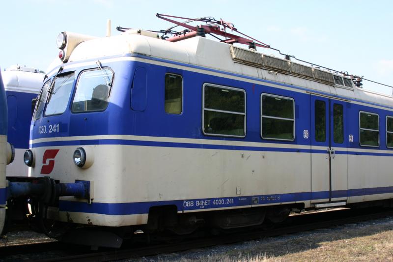 4030.241 wartet im Bahnhof Aspang auf sein weiteres Schicksal. (9.10.2005)