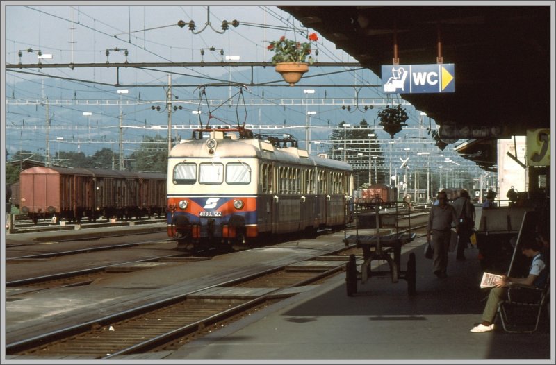 4030.322 im Grenzbahnhof St.Margrethen. Er fhrt in Krze ber Bregenz nach Lindau Hbf. (Archiv 06/83)