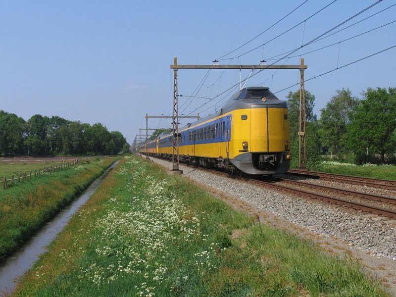 4034, 4205 und 4202 mit IC 558 Groningen-Den Haag CS bei Tynaarlo am 14-5-2008.